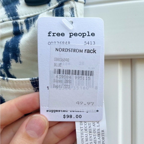 BRAND NEW FREE PEOPLE MOM JEANS!!! white with navy blue accents, size 28 - Picture 3 of 5